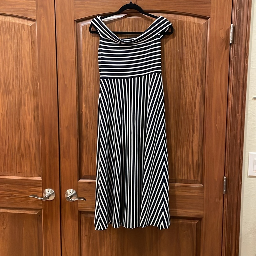 Banana Republic Off the Shoulder Striped Dress NWT Size 6 Black & White Preppy - Picture 10 of 12